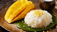 Khao niao mamuang ada di posisi ke-8 dengan rating 4,3. hidangan ini dikenal luas sebagai mango sticky rice. Beras ketan dan mangga jadi primadonanya. Foto: TasteAtlas