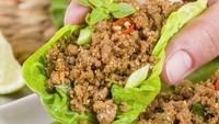 Larb adalah salad daging berbumbu khas Thailand yang diberi irisan herba dan beras giling sangrai. Kemudian ditambah daging cincang, bisa daging sapi, babi, ayam, hingga ikan. Foto: TasteAtlas