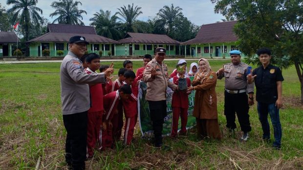 Aksi 'hijau' di Rokan Hulu, ratusan pelajar tanam pohon serentak di 23 sekolah, Sabtu (15/11/2025).