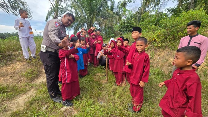 Aksi hijau di Rokan Hulu, ratusan pelajar tanam pohon serentak di 23 sekolah, Sabtu (15/11/2025).