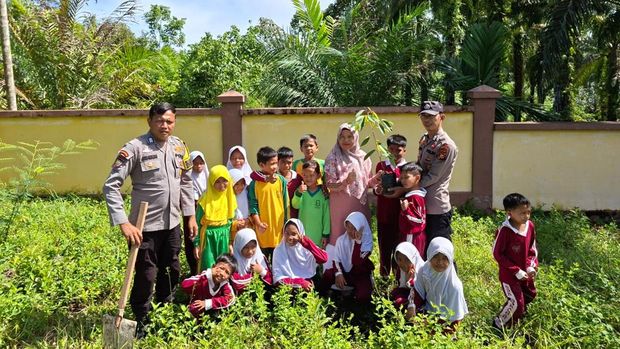 Aksi 'hijau' di Rokan Hulu, ratusan pelajar tanam pohon serentak di 23 sekolah, Sabtu (15/11/2025).