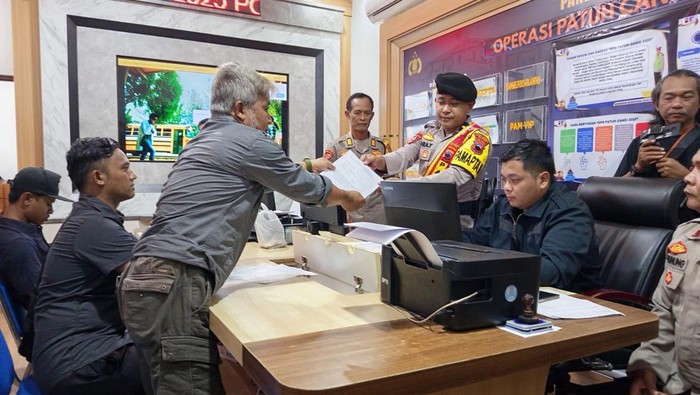 Aliansi Rakyat Anti Hoax Klaten (ARAHK) laporkan Ribka Tjiptaning ke Polres Klaten atas pernyataan Soeharto pembunuh jutaan rakyat.