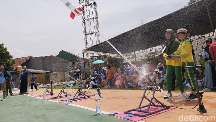 Anak-anak SD saat mengkuti lomba roket air.