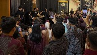 Andre Taulany senang bisa menjadi groomsmen pernikahan Boiyen dan menghibur tamu. Tadi (bawakan lagu) Selamat Ulang Tahun, ujarnya ditemui di kawasan BSD, Tangerang, kemarin. (Foto: dok Instagram dicky_difie)