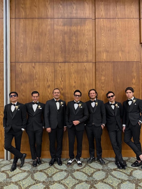 Andre Taulany, El Rumi, Desta, Vincent Rompies, Stevi Item, Eno Netral, dan Surya Insomnia jadi groomsmen di pernikahan Boiyen.