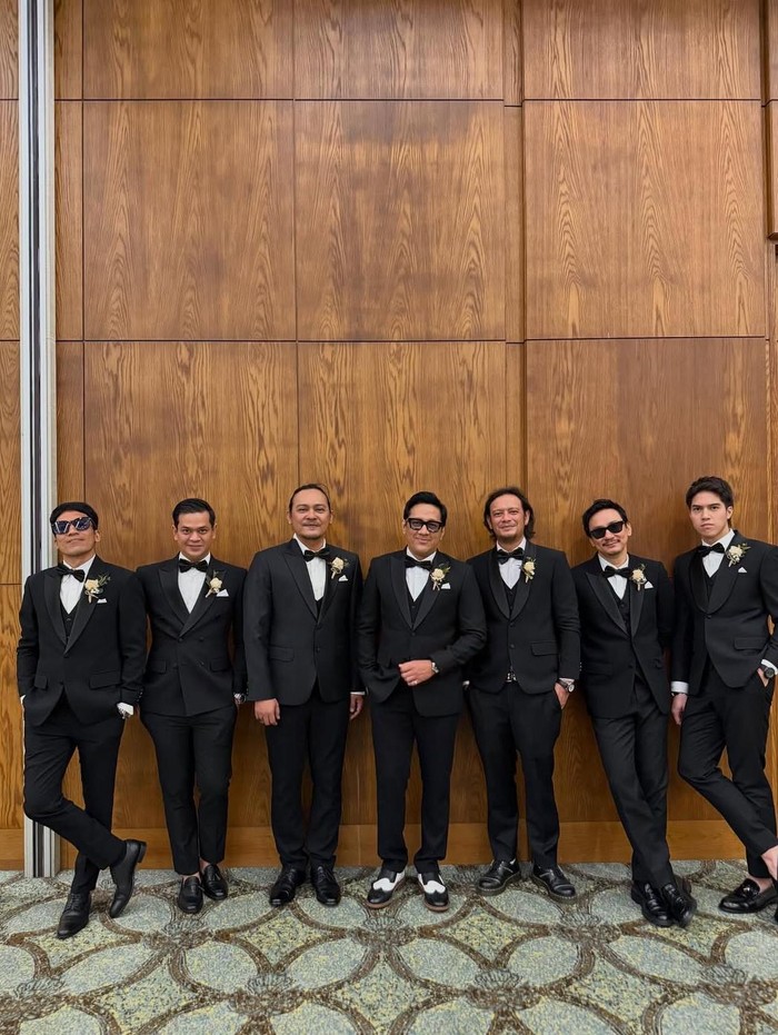 Andre Taulany, El Rumi, Desta, Vincent Rompies, Stevi Item, Eno Netral, dan Surya Insomnia jadi groomsmen di pernikahan Boiyen.