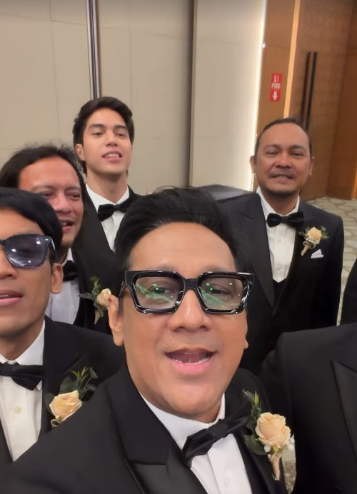 Andre Taulany, El Rumi, Desta, Vincent Rompies, Stevi Item, Eno Netral, dan Surya Insomnia jadi groomsmen di pernikahan Boiyen.
