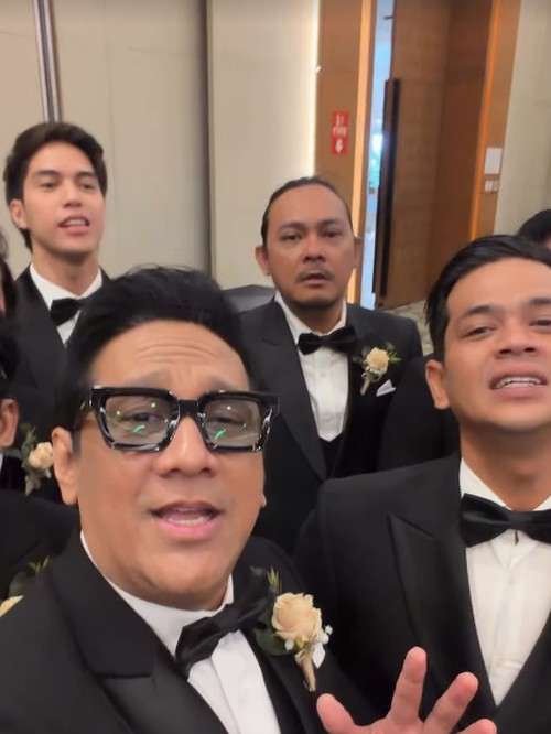 Andre Taulany, El Rumi, Desta, Vincent Rompies, Stevi Item, Eno Netral, dan Surya Insomnia jadi groomsmen di pernikahan Boiyen.