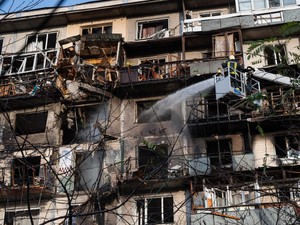 Apartemen Kyiv Hancur Digempur Drone Rusia: Fasad Runtuh, Unit Terbakar!