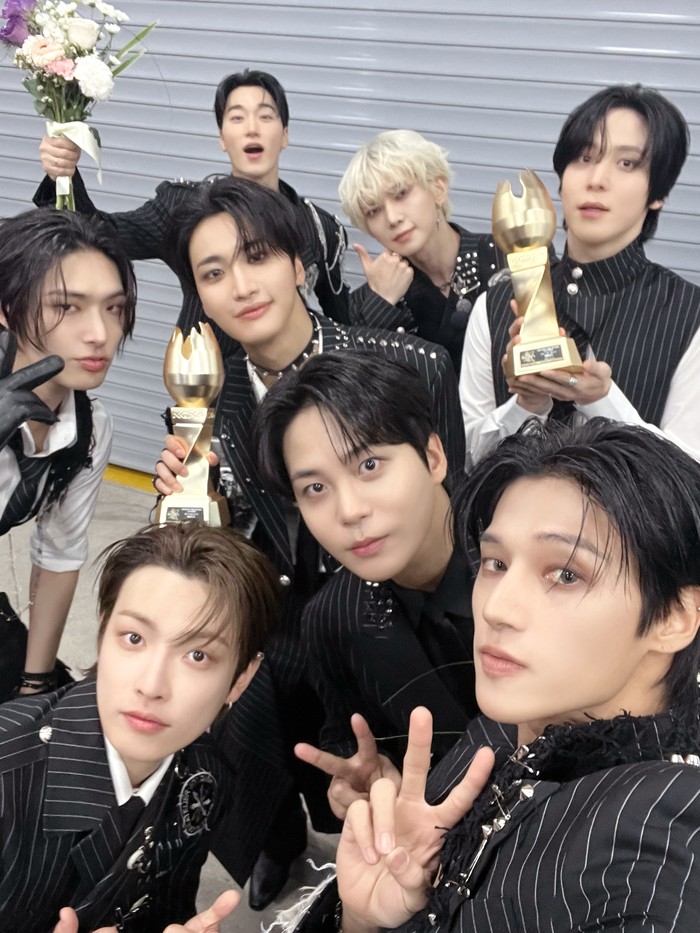 ATEEZ pamer piala Daesang KGMA 2025.