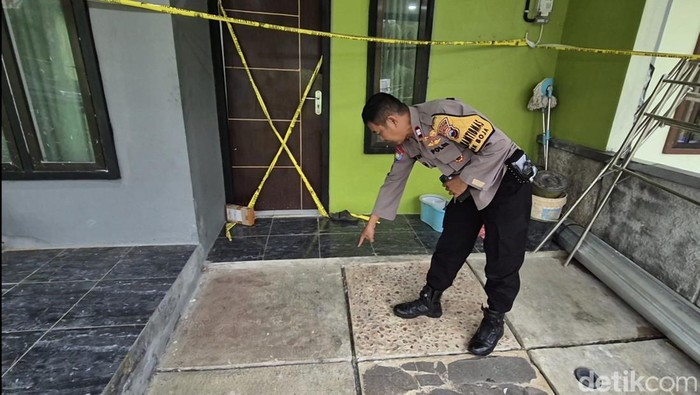 Babhinkamtibas Kliris menunjukkan lokasi temuan gelang di rumah warga yang ditemukan tewas menggantung dan pisau tertancap di dada.
