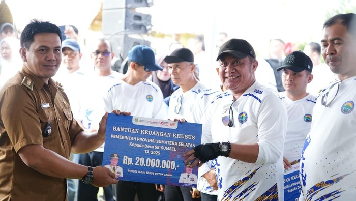Gubernur Sumsel Herman Deru bagikan bantuan Rp 20 juta untuk tiap desa.