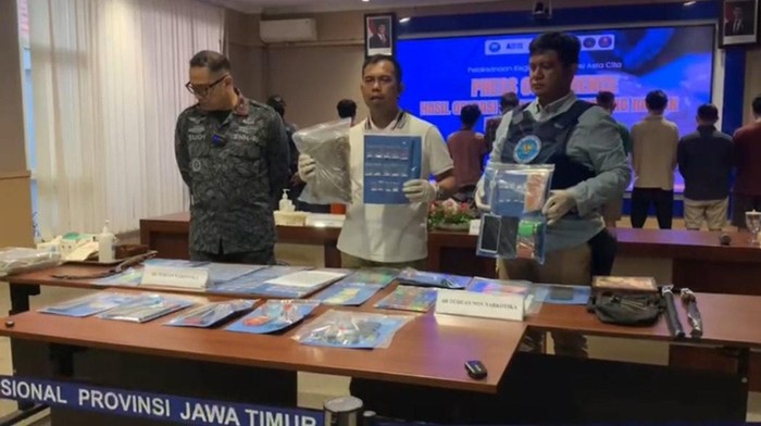 BNNP Jatim saat menunjukkan beberapa barang bukti hasil operasi Jalan Kunti.