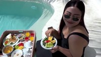 Pelantun lagu Goyang Gemoy itu sempat menginap di salah satu villa di Yogyakarta. Ia juga terlihat menikmati floating breakfast yang lezat. Menunya ada buah hingga nasi goreng. Foto: Instagram/@boiyenpesek