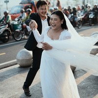 Boiyen mengejutkan publik setelah mengunggah foto-fotonya mengenakan baju pernikahan. Wanita yang dikenal sebagai pedangdut dan pelawak itu tampaknya akan segera menuju pelaminan. Foto: Instagram/@boiyenpesek