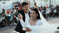 Momen prewedding Boiyen dan Rully dilakukan di Yogyakarta. Tepatnya di area sekitar Malioboro dan Pasar Beringharjo. Foto: Instagram/@boiyenpesek