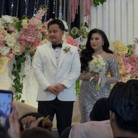 Setelah akad, acara dilanjutkan dengan resepsi yang tak kalah mewah. Boiyen tampil manglingi bak ratu semalam kenakan gaun silver lengkap dengan mahkota di kepalanya. Foto: dok Instagram dicky_difie