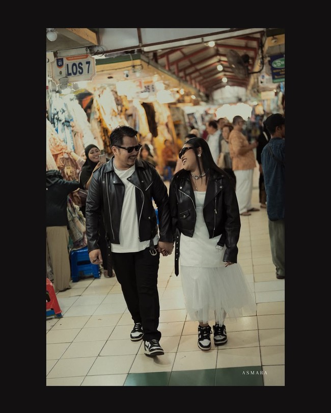 Dalam bincang-bincang di podcast YouTube Wendy Cagur pada Juli 2025, Boiyen sempat menceritakan awal mula kisah cintanya dengan Rully. Rupanya keduanya sudah saling kenal cukup lama. Sempat putus komunikasi, namun kemudian mereka kembali dekat setelah Rully kembali menghubungi Boiyen melalui DM Instagram pada tahun 2023. Foto: Instagram @boiyenpesek