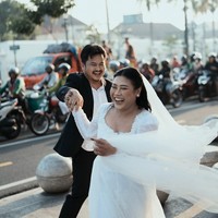 Boiyen baru go publik mengenai hubungan asmaranya dengan Rully jelang keduanya menikah, melalui foto prewedding yang diunggah ke media sosial. Berlokasi di Yogya, keduanya tampak begitu bahagia. Foto: Instagram @boiyenpesek