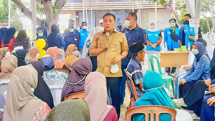 Bupati Karawang Aep Syaepuloh saat melakukan pengecekan kesehatan gratis di Tirtajaya