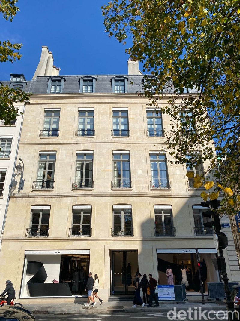 Butik Chanel di Rue 31 Cambon Paris Butik Chanel di Rue 31 Cambon Paris pada awal Oktober 2025. Di sini, Gabrielle 'Coco' Chanel pernah tinggal.