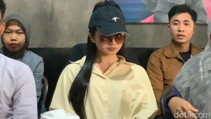 Dea Lipa alias Deni Apriadi Rahman Sister Hong Lombok saat menggelar konferensi pers di Kedai Bhumi Resto, Kota Mataram, Nusa Tenggara Barat (NTB), Sabtu (15/11/2025). (M. Zahiruddin/detikBali)