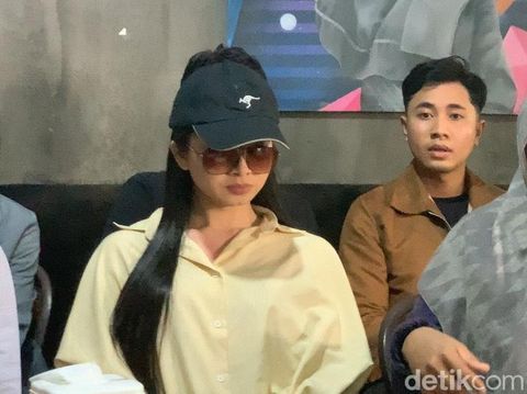 Dea Lipa alias Deni Apriadi Rahman 'Sister Hong Lombok' saat menggelar konferensi pers di Kedai Bhumi Resto, Kota Mataram, Nusa Tenggara Barat (NTB), Sabtu (15/11/2025). (M. Zahiruddin/detikBali) Dea Lipa alias Deni Apriadi Rahman 'Sister Hong Lombok' saat menggelar konferensi pers di Kedai Bhumi Resto, Kota Mataram, Nusa Tenggara Barat (NTB), Sabtu (15/11/2025). (M. Zahiruddin/detikBali)