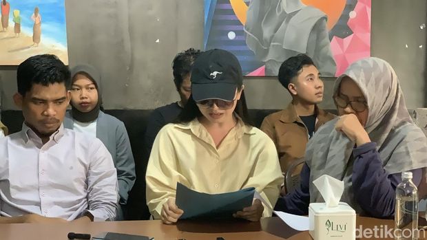 Dea Lipa alias Deni Apriadi Rahman 'Sister Hong Lombok' saat menggelar konferensi pers di Kedai Bhumi Resto, Kota Mataram, Nusa Tenggara Barat (NTB), Sabtu (15/11/2025). (M. Zahiruddin/detikBali) Dea Lipa alias Deni Apriadi Rahman 'Sister Hong Lombok' saat menggelar konferensi pers di Kedai Bhumi Resto, Kota Mataram, Nusa Tenggara Barat (NTB), Sabtu (15/11/2025). (M. Zahiruddin/detikBali)