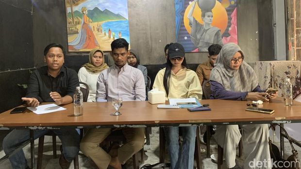 Dea Lipa alias Deni Apriadi Rahman 'Sister Hong Lombok' saat menggelar konferensi pers di Kedai Bhumi Resto, Kota Mataram, Nusa Tenggara Barat (NTB), Sabtu (15/11/2025). (M. Zahiruddin/detikBali) Dea Lipa alias Deni Apriadi Rahman 'Sister Hong Lombok' saat menggelar konferensi pers di Kedai Bhumi Resto, Kota Mataram, Nusa Tenggara Barat (NTB), Sabtu (15/11/2025). (M. Zahiruddin/detikBali)