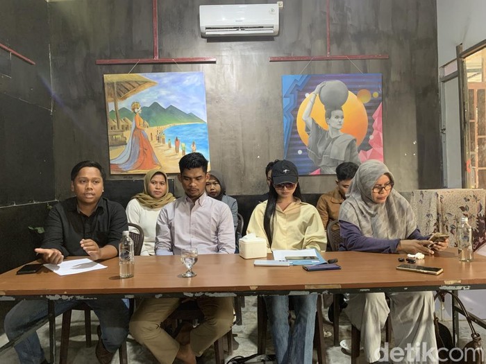 Dea Lipa alias Deni Apriadi Rahman Sister Hong Lombok saat menggelar konferensi pers di Kedai Bhumi Resto, Kota Mataram, Nusa Tenggara Barat (NTB), Sabtu (15/11/2025). (M. Zahiruddin/detikBali)