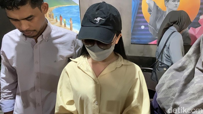 Dea Lipa alias Deni Apriadi Rahman Sister Hong Lombok saat menggelar konferensi pers di Kedai Bhumi Resto, Kota Mataram, Nusa Tenggara Barat (NTB), Sabtu (15/11/2025). (M. Zahiruddin/detikBali)