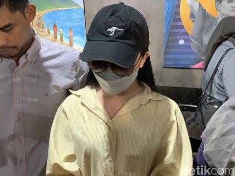 Dea Lipa alias Deni Apriadi Rahman 'Sister Hong Lombok' saat menggelar konferensi pers di Kedai Bhumi Resto, Kota Mataram, Nusa Tenggara Barat (NTB), Sabtu (15/11/2025). (M. Zahiruddin/detikBali) Dea Lipa alias Deni Apriadi Rahman 'Sister Hong Lombok' saat menggelar konferensi pers di Kedai Bhumi Resto, Kota Mataram, Nusa Tenggara Barat (NTB), Sabtu (15/11/2025). (M. Zahiruddin/detikBali)