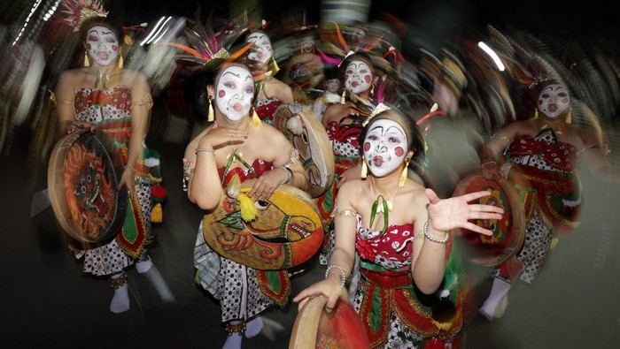 Peserta mengikuti Dhoho Night Carnival di Kota Kediri, Jawa Timur, Sabtu (15/11/2025). Karnaval bertema Glow Green dengan menggunakan kostum daur ulang tersebut diikuti 40 grup perwakilan dari 11 kota/kabupaten sebagai puncak peringatan HUT Ke-1146 Kota Kediri. ANTARA FOTO/Prasetia Fauzani