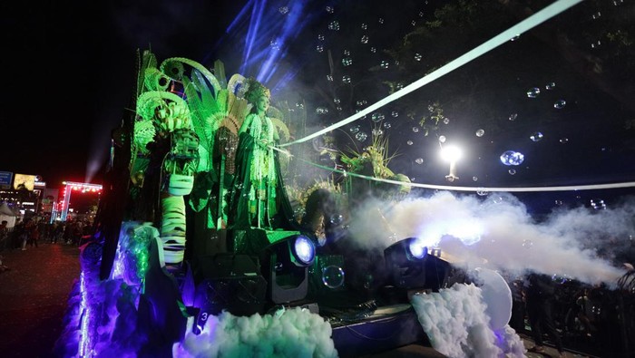 Peserta mengikuti Dhoho Night Carnival di Kota Kediri, Jawa Timur, Sabtu (15/11/2025). Karnaval bertema Glow Green dengan menggunakan kostum daur ulang tersebut diikuti 40 grup perwakilan dari 11 kota/kabupaten sebagai puncak peringatan HUT Ke-1146 Kota Kediri. ANTARA FOTO/Prasetia Fauzani