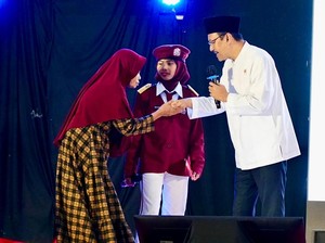 Dialog Sekolah Rakyat di Pasuruan, Mensos Disambut Puisi & Hadrah Siswa