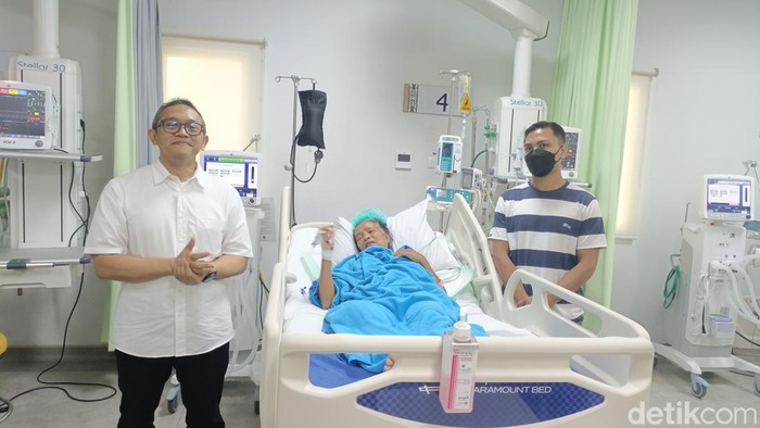 dr. Donny Argie saat menceritakan kondisi masing-masing pasien usai dilakukan operasi bedah saraf di RSUP Ben Mboi Kupang, NTT. Sabtu (15/11/2025). (Simon Selly/detikBali)