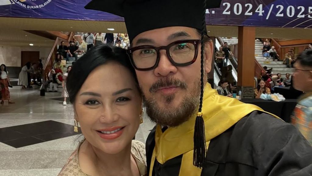 Ferry Salim Wisuda Ditemani Istri, Sah Menyandang Gelar Magister Hukum