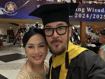 Ferry Salim Wisuda Ditemani Istri, Sah Menyandang Gelar Magister Hukum