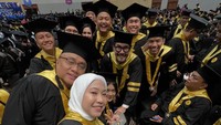 Tawa bahagia Ferry Salim bersama para wisudawan dan wisudawati dari Universitas Kristen Indonesia. Foto: Instagram @ferrysal1m