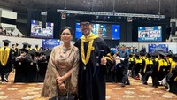 Momen wisuda S2 Ferry Salim didampingi oleh istri, Merry Prakasa. Sebelumnya, aktor berusia 58 tahun itu sudah lulus yudisium pada Februari 2025. Dia juga sudah resmi menjadi pengacara usai dikukuhkan sebagai advokat oleh Perhimpunan Advokat Indonesia (PERADI) pada Oktober 2025. Foto: Instagram @ferrysal1m