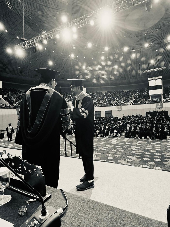 Aktor Ferry Salim wisuda S2.