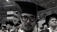 Ferry Salim sah menyandang gelar Magister Hukum. Dia mengunggah momen wisuda S2-nya dalam akun Instagram pribadinya.  Foto: Instagram @ferrysal1m