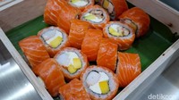 Ciri khas dari sushi di Filadelfia memadukan ikan segar dengan cream cheese. Menurut Anna, kombinasi ini kerap disalahkan tetapi Filadelfia ingin tampil beda dan nekat menyajikannya. Foto: Diah Afrilian/detikcom