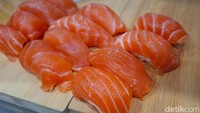 Ada juga menu salmon nigiri. Menu ini cocok dipesan jika ingin menikmati kesegaran salmon secara alami tanpa tambahan apapun. Foto: Diah Afrilian/detikcom