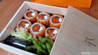 Dalam sepaket sushi, pelanggan sudah mendapat pelengkap lainnya. Seperti edamame, jahe, wasabi, dan soy sauce. Foto: Diah Afrilian/detikcom