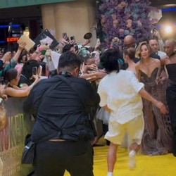 Singapura Dakwa Perusuh yang Peluk Ariana Grande di Premiere Wicked: For Good