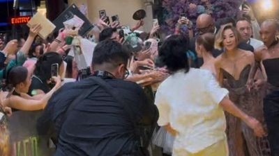 Singapura Dakwa Perusuh yang Peluk Ariana Grande di Premiere Wicked: For Good