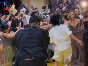 Perusuh Peluk Ariana Grande Dideportasi-Gak Boleh Balik ke Singapura