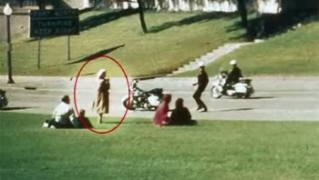 Wanita Babushka merujuk pada seorang wanita tak dikenal yang hadir pada saat pembunuhan Presiden John F. Kennedy pada tahun 1963. Ia dijuluki demikian karena jilbab yang dikenakannya saat insiden tersebut. Wanita itu terlihat memegang kamera yang merekam gambar saat insiden berlangsung. Meskipun orang-orang berhamburan mencari perlindungan, ia tetap berdiri dengan kamera di wajahnya. Identitasnya tidak pernah terungkap. Foto: Boredpanda