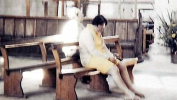 Diane dan Peter Berthelot mengunjungi Gereja Worstead di Norfolk, Inggris, pada tahun 1975. Ketika istrinya, Diane, sedang duduk dan berdoa di salah satu bangku gereja, Peter memotretnya. Mereka terkejut ketika menemukan sosok hantu duduk tepat di belakang Diane. Mereka pun memberi tahu pendeta setempat bahwa hantu itu adalah White Lady, yang diyakini telah lama menghantui gereja tersebut. Foto: Boredpanda